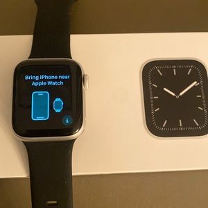Apple iwatch Series 5 cellular/GPS/charger 40mm silver aluminum. Excellent cond.